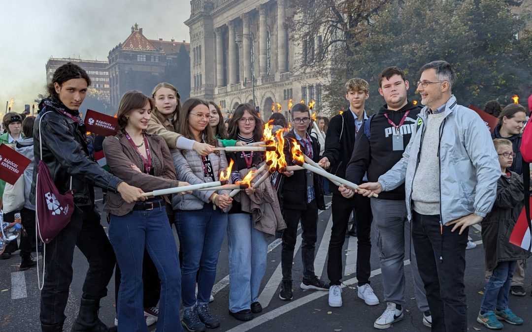 Az 1956-os forradalomra emlékező fáklyásmenet Budapesten