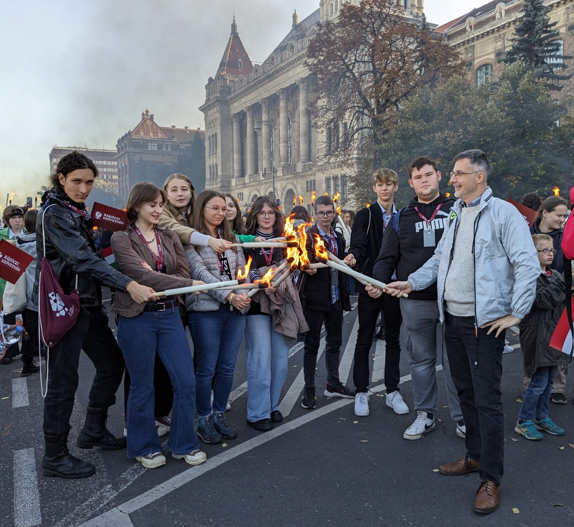 Az 1956-os forradalomra emlékező fáklyásmenet Budapesten