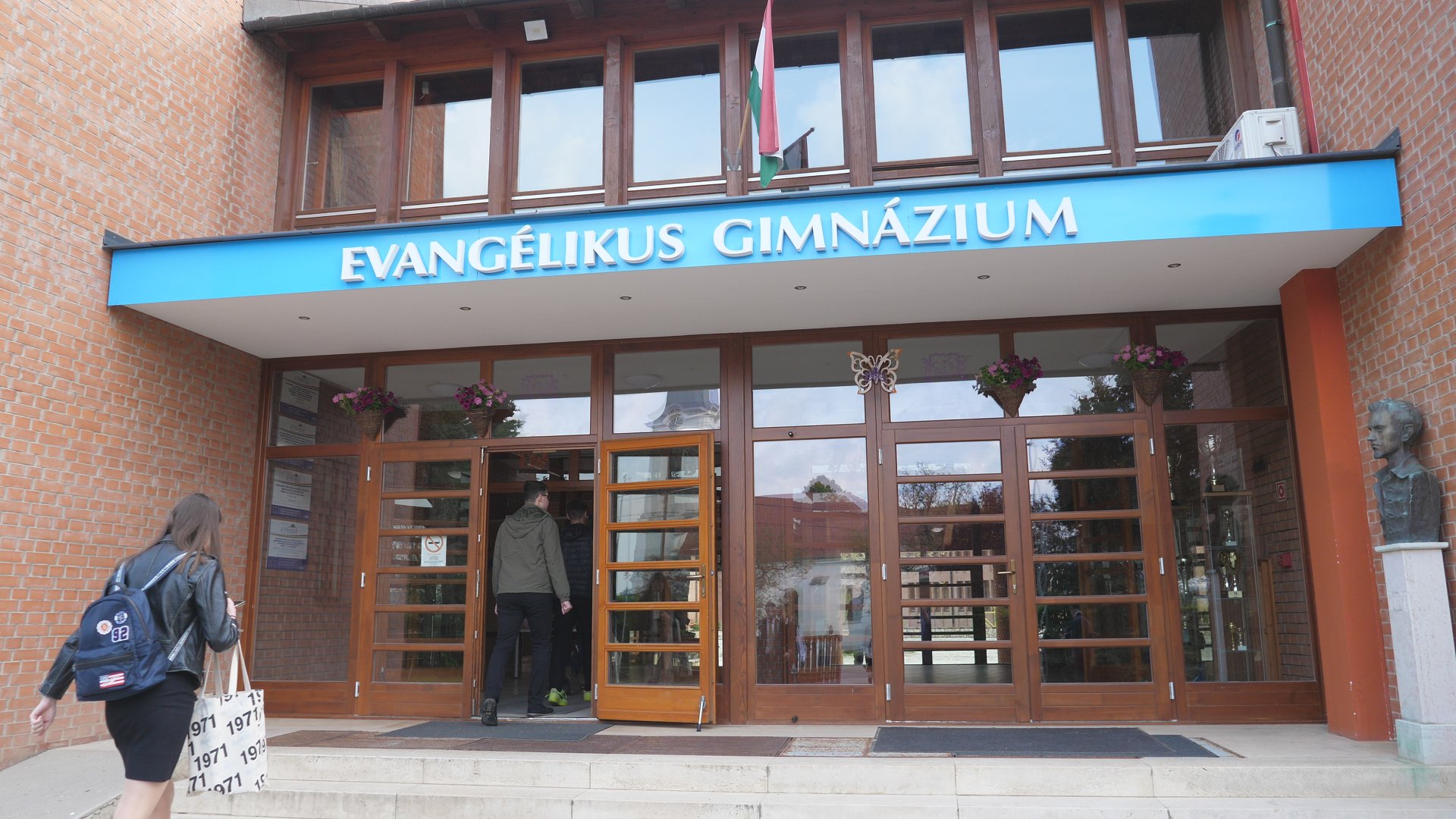 Elballagtak végzős diákjaink