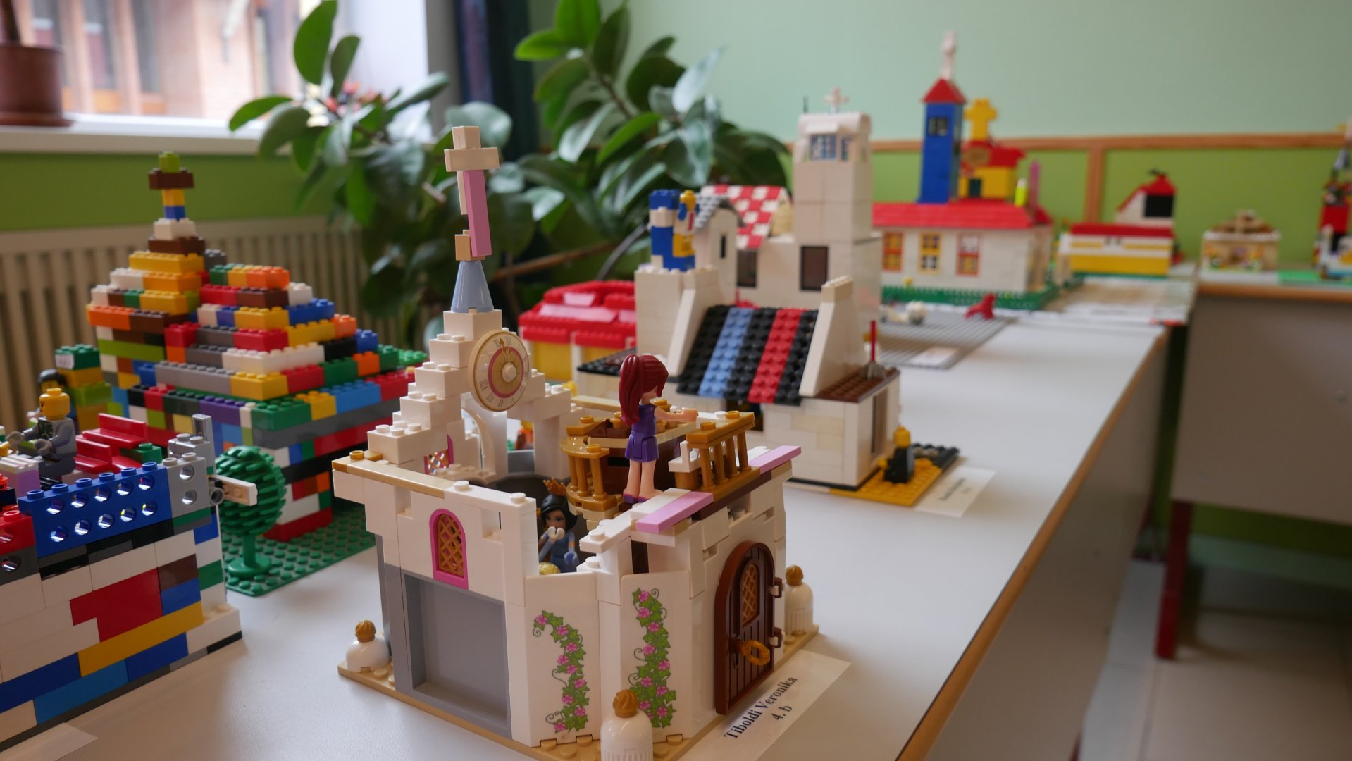 Lego-templom kiállítás nyílt az általános iskola aulájában